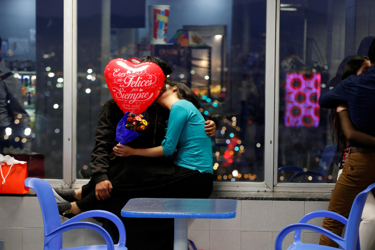 Una pareja celebra el Día de San Valentín o del Amor y la Amistad en la Torre Latinoamericana, Ciudad de México. (Foto: Jose Luis Gonzalez / Reuters)