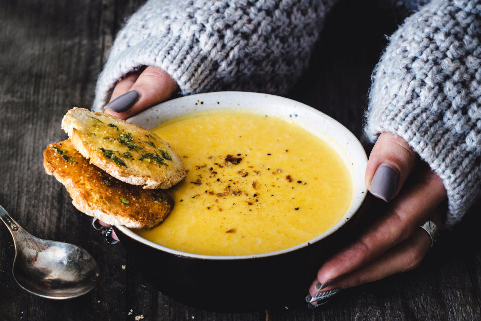 <p>Die Kürbissuppe ist aus gutem Grund ein Klassiker der Herbstküche. Sie ist leicht und schnell zu kochen, macht geschmacklich aber viel her. Hinein kommen meist neben Hokkaido-Kürbis noch Karotten, Lauch, Zwiebeln und Gemüsebrühe. Mit Kokosmilch erhält die Suppe einen exotischen Touch. Ein schönes Rezept finden Sie zum Beispiel beim Blog „<a rel="nofollow noopener" href="http://www.allesundanderes.de/2015/09/vegane-kurbissuppe-mit-karamellisierten.html" target="_blank" data-ylk="slk:Alles und Anderes;elm:context_link;itc:0;sec:content-canvas" class="link ">Alles und Anderes</a>“. (Bild: Getty Images) </p>