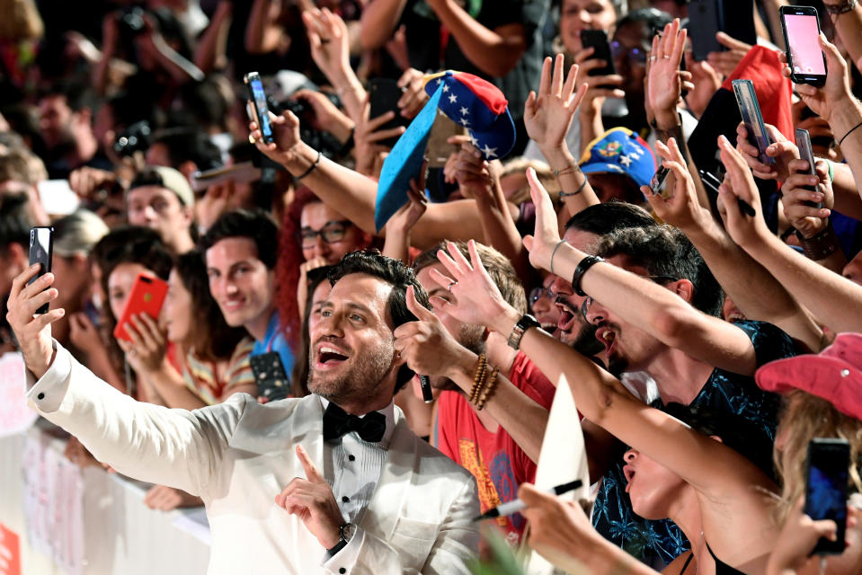 Edgar Ramírez acudió con un elegante esmoquin blanco y se hizo varios <em>selfies</em> con sus fans. (Foto: Piroschka van de Wouw / Reuters)