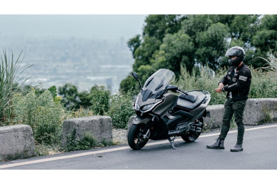 kymco-ak550-premium