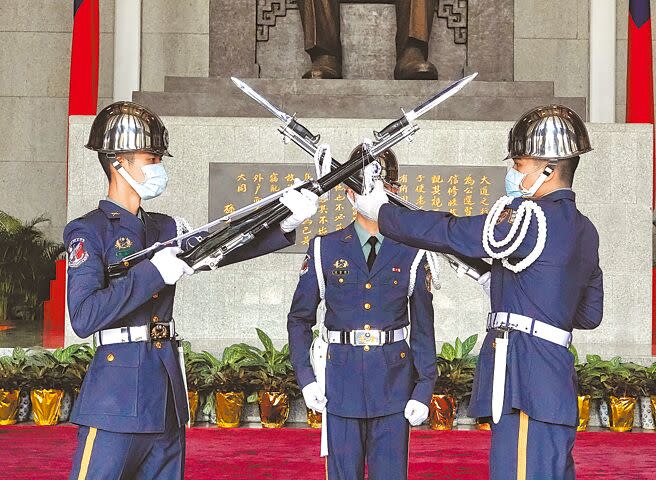 行政院長蘇貞昌28日拍板明年軍公教調薪案，軍公教調薪4％，所需經費314億，這是蔡政府任內第二度替軍公教調薪，也是25年軍公教調薪幅度最高的一次。台北國父紀念館的陸軍儀隊於整點進行交接。（陳信翰攝）