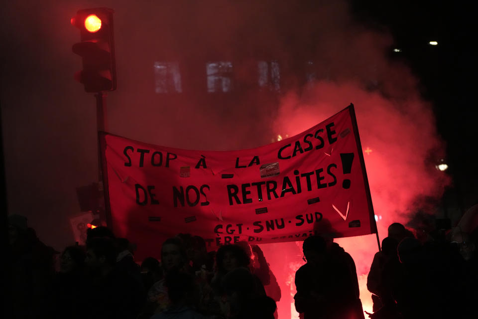 Manifestantes sostienen una pancarta exigiendo que se detengan los planes para retrasar la edad de jubilación en Francia, durante una manifestación el martes 31 de enero de 2023 en París. (AP Foto/Christophe Ena)