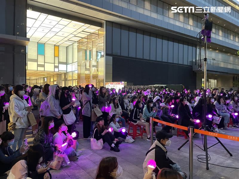 超過百名台灣粉絲聚集宏匯廣場並揮舞著應援棒大合唱ASTRO的歌曲。（圖／記者鍾昀軒攝影）