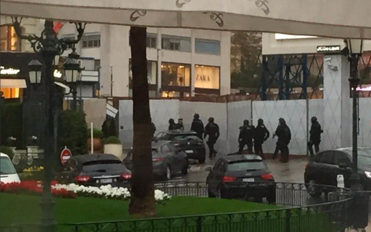 Police swarm the Cartier shop in Monaco - Twitter