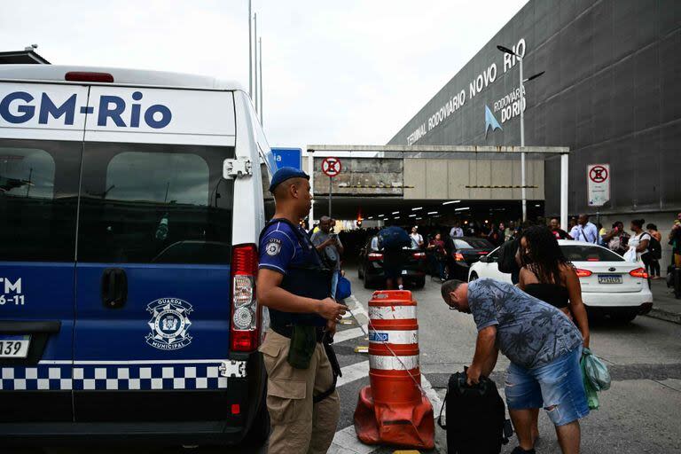 Evacuación en la estación Novo Rio, en Río de Janeiro. (Pablo PORCIUNCULA / AFP)