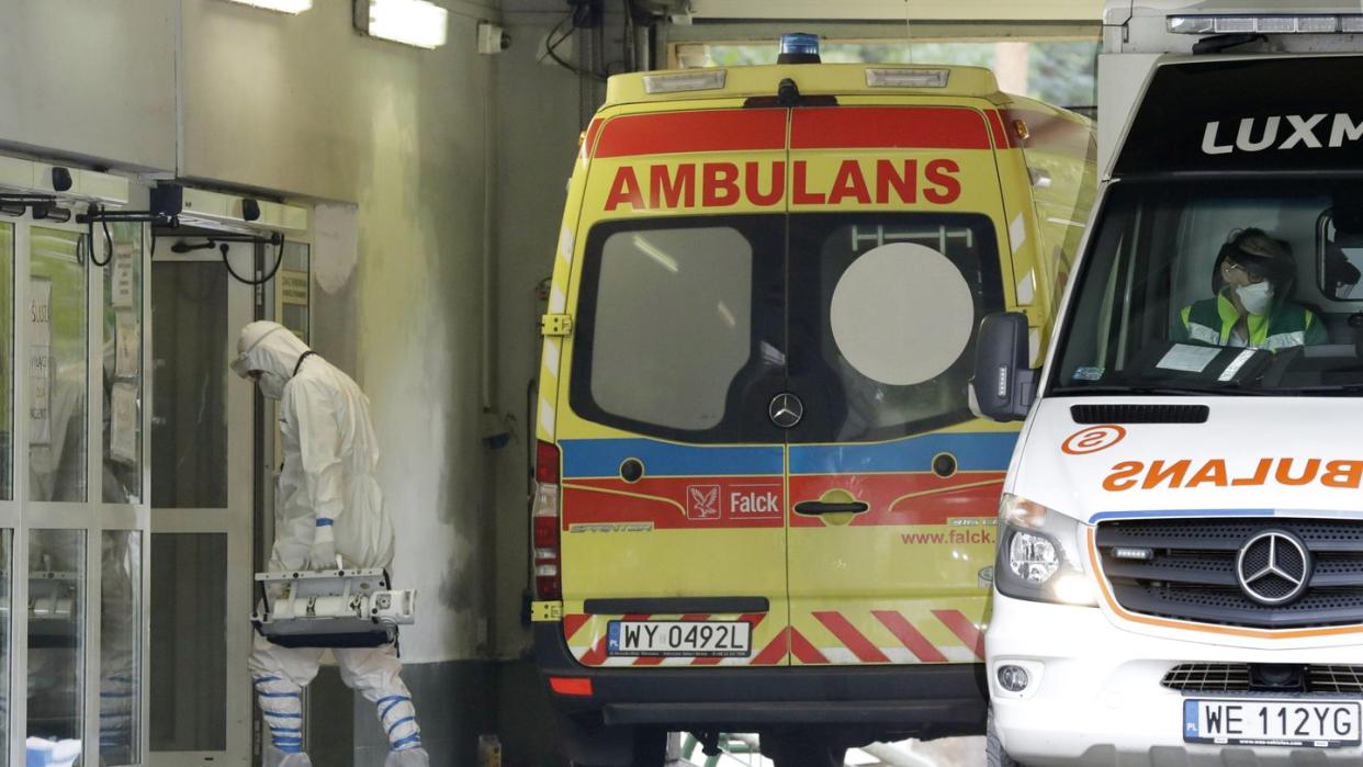 Ein Mann mit Schutzkleidung geht in Warschau in ein auf Corona-Fälle spezialisiertes Krankenhaus.