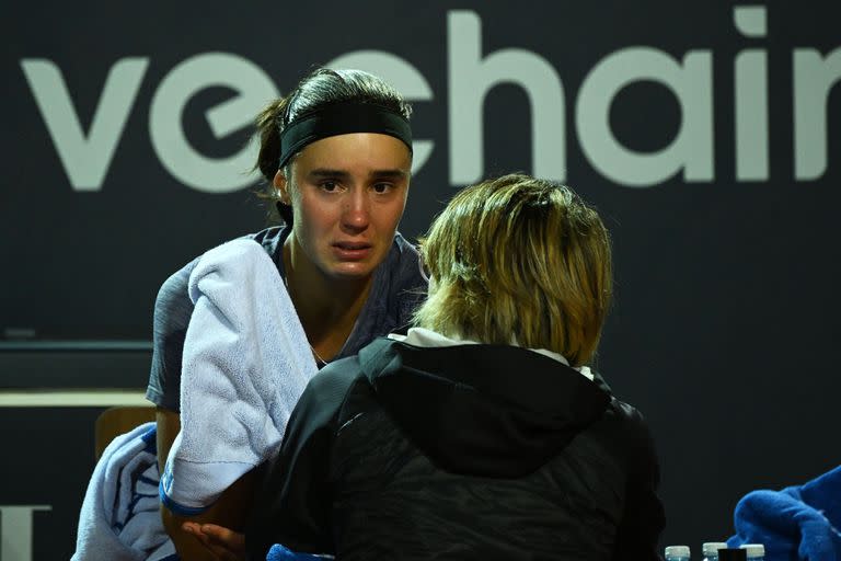Anhelina Kalinina, entre lágrimas, instantes antes de abandonar por una lesión; su retiro generó abucheos del público, que había esperado mucho la final a raíz de las lluvias.