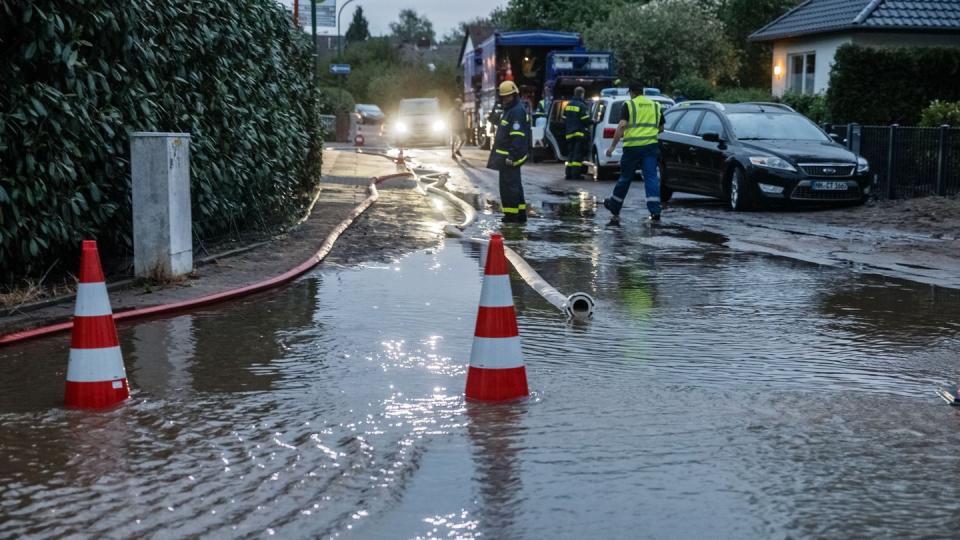 Nach einem Starkregen-Unwetter in Schleswig-Holstein sind Mitarbeiter des Technischen Hilfswerks im Einsatz. Foto: Markus Scholz