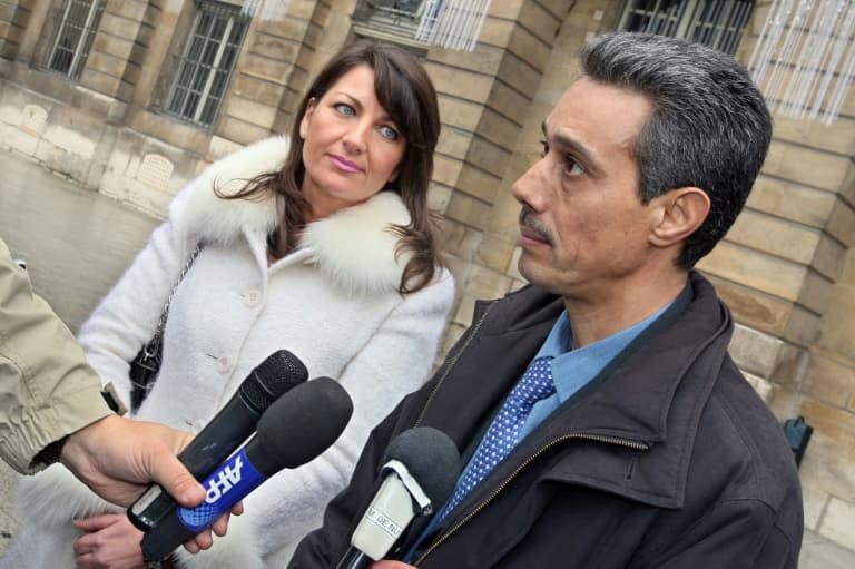 Omar Raddad et son avocate Sylvie Noachovitch devant le ministère de la Justice le 1er décembre 2008 à Paris - MEHDI FEDOUACH © 2019 AFP