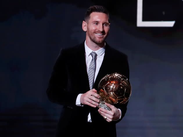 Lionel Messi, en dépit de débuts difficiles au Paris Saint-Germain, fait figure de favori pour le Ballon d'Or 2021 (photo d'archive prise lors de la remise du Ballon d'Or 2019). (Photo: Christian Hartmann / Reuters)