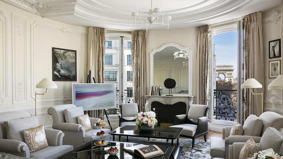 Hotel Barrière Le Fouquet’s Paris Arc de Triomphe suite