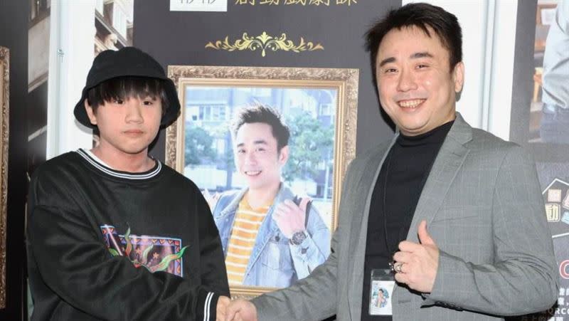 小小彬（左）將赴日本留學，小彬彬（右）給他額度12萬的信用卡。（圖／記者邱榮吉攝影）