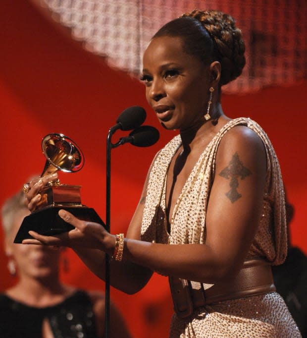 Mary J. Blige accepts Best Female R&B Vocal Performance for "Be Without You" from "The Breakthrough" at the 2007 <a href="https://parade.com/entertainment/grammys-2023" rel="nofollow noopener" target="_blank" data-ylk="slk:Grammys;elm:context_link;itc:0;sec:content-canvas" class="link ">Grammys</a>.<p><a href="https://www.gettyimages.com/detail/106139474" rel="nofollow noopener" target="_blank" data-ylk="slk:KMazur/Getty Images;elm:context_link;itc:0;sec:content-canvas" class="link ">KMazur/Getty Images</a></p>