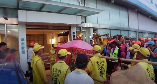 白沙屯媽祖欲駐駕在家具行。（圖／翻攝自白沙屯媽祖徒步進香聯誼會）