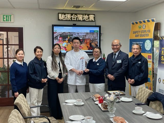 Gyutan Tsukasa USA副總裁鈴木大介（左四）、財務長木原智美（左三）等13日代表公司，通過慈濟美國總會向台灣花蓮地震災區捐款10萬元。右三為慈濟執行長曾慈慧。（記者楊青╱攝影）