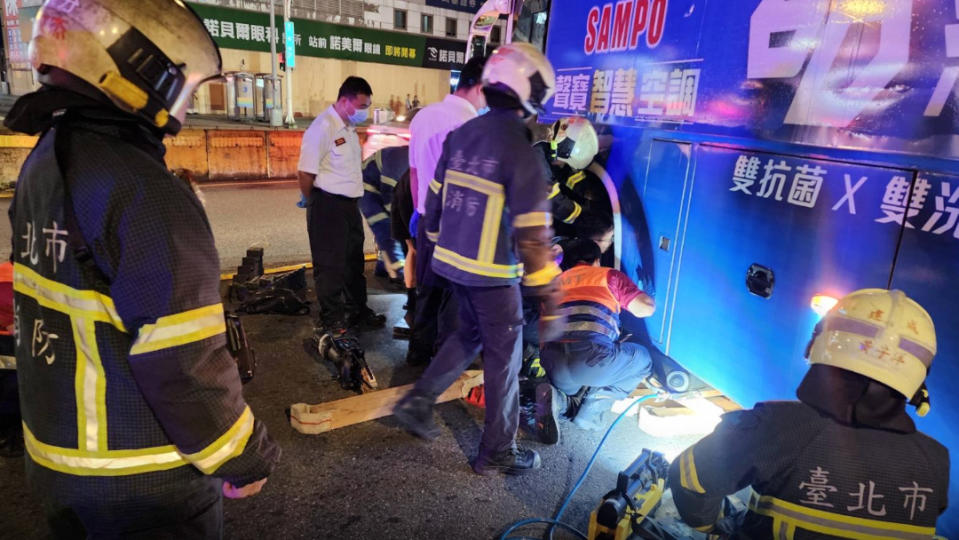 台北車站前昨晚（6/23）發生客運撞老翁的車禍。翻攝記者爆料網