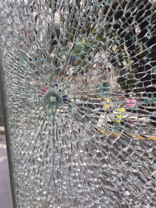 高雄市三民區精品店遭開槍。（圖／翻攝畫面）