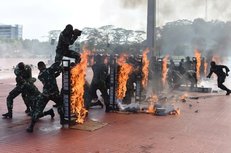 Indonesian special forces displayg their military skills to a visiting US delegation