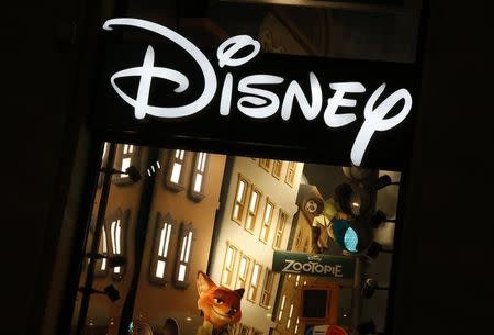 Imagen de archivo del logo de Disney en su tienda en los Campos Elíseos en París