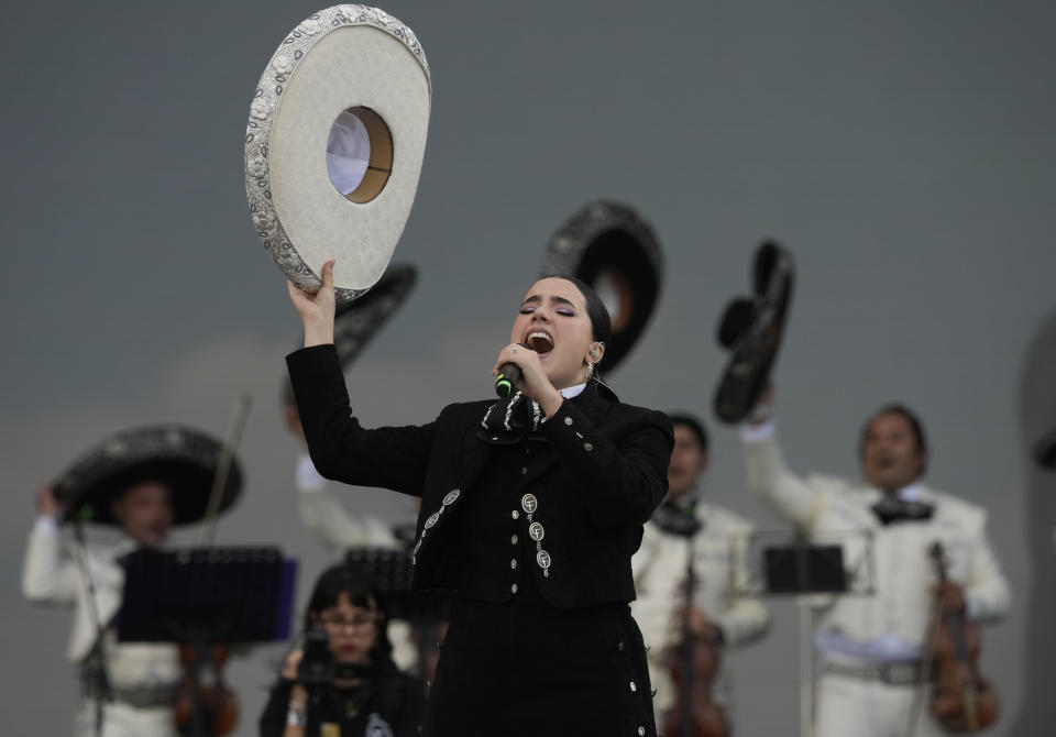 La cantante mexicana Camila Fernández durante su concierto en el segundo día del festival Arre en la Ciudad de México el 10 de septiembre de 2023. (Foto AP/Fernando Llano)