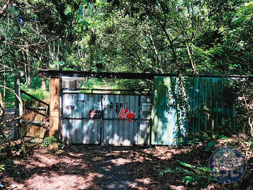 泰雅渡假村私設鐵門，擋住部落居民上山務農的道路。（讀者提供）