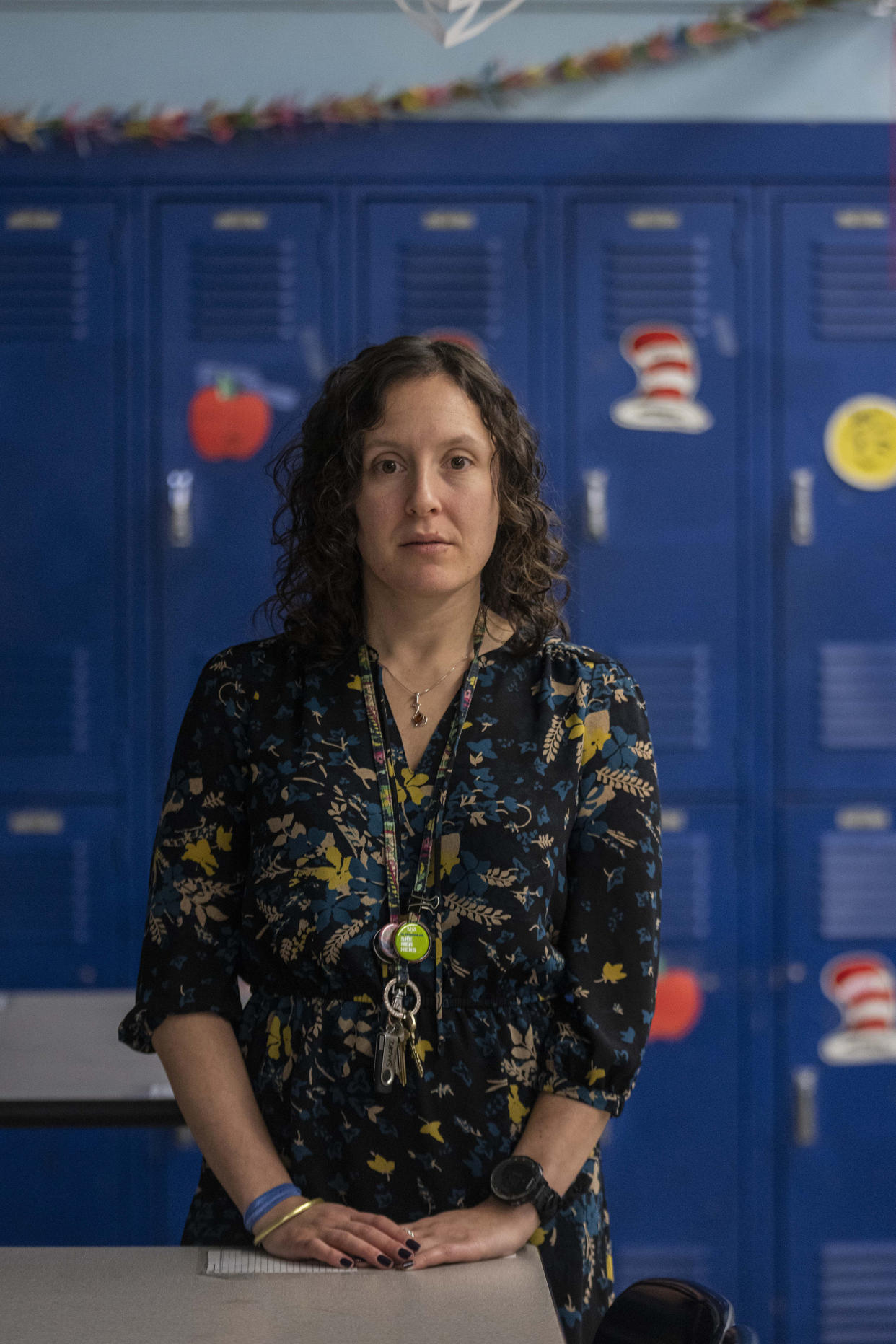 Marisa Shuman con estudiantes de la Escuela de Liderazgo para Mujeres Jóvenes del Bronx, en Nueva York, el 19 de enero de 2023. (Hiroko Masuike/The New York Times).