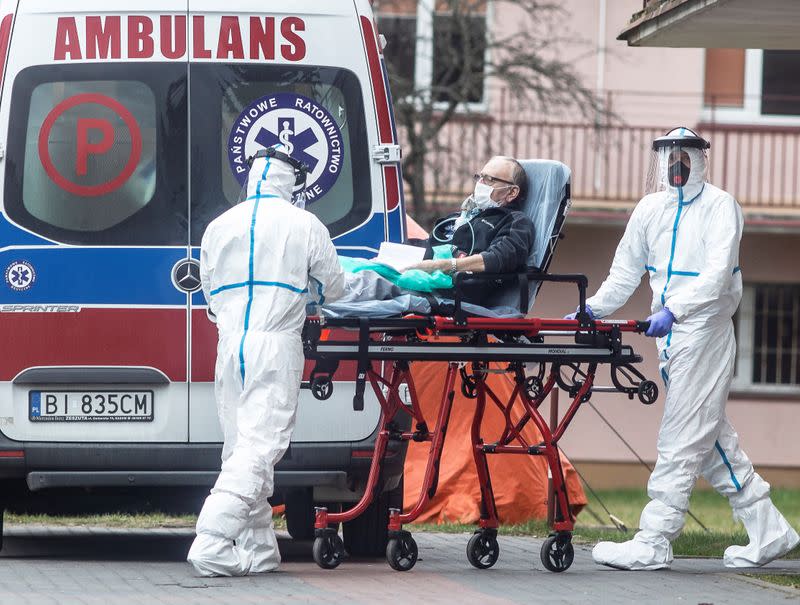 IMAGEN DE ARCHIVO. Personal médico lleva a un paciente que se sospecha tiene coronavirus a un hospital en Bialystok, Polonia