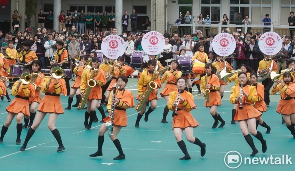 京都橘高校吹奏部學生應邀在北一女中120週年校慶活動中演出8首曲目，現場演出精彩，觀眾也頻頻已尖叫歡呼互動，場面熱烈。   圖：張良一/攝