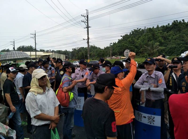 2017-07-06-總統蔡英文至高雄燕巢天后宮參拜，遭遇反年改民眾抗議-取自監督年金改革行動聯盟臉書