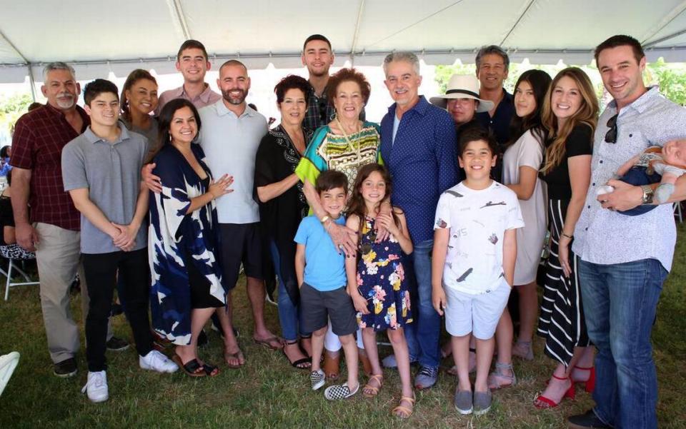 Dolly Arredondo (en el centro) fue galardonada como Madre del Año por Arte Américas en 2019. La rodean algunos de sus tres hijos, seis nietos y seis bisnietos.