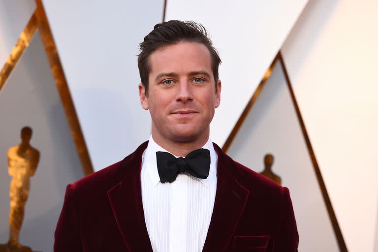 Armie Hammer optó por un traje de terciopelo en borravino