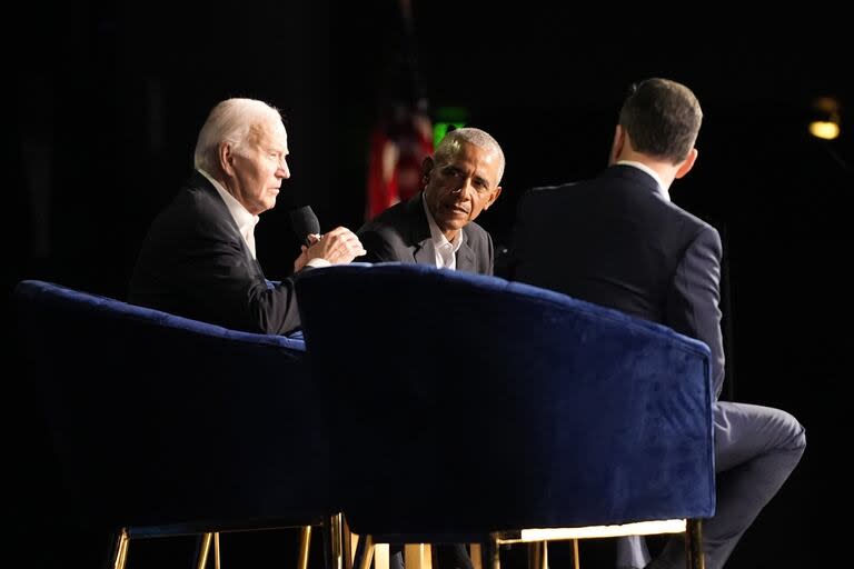 El presidente Joe Biden habla durante un evento de campaña con el expresidente Barack Obama moderado por Jimmy Kimmel en el Peacock Theatre, el sábado 15 de junio de 2024, en Los Ángeles.