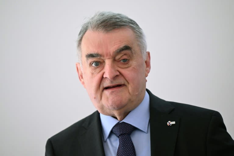 Nordrhein-Westfalens Innenminister Herbert Reul (CDU) hält Rufe nach mehr Polizeipräsenz nach den Angriffen auf Politiker für unzureichend. Er kritisiert eine Verrohung der gesellschaftlichen Debatte. (Ina FASSBENDER)