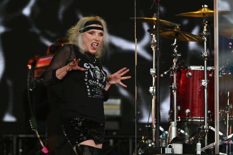 Debbie Harry actúa con la banda Blondie en el festival musical de Glastonbury, en la localidad inglesa de Pilton, el 25 de junio de 2023 (Oli Scarff)