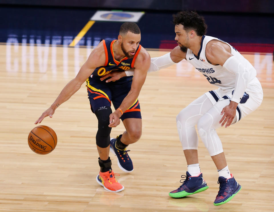 SAN FRANCISCO, CALIFORNIA - MAY 21: Stephen Curry #30 of the Golden State Warriors is guarded by Dillon Brooks #24 of the Memphis Grizzlies in the first quarter of the NBA Play-In Tournament game at Chase Center on May 21, 2021 in San Francisco, California. NOTE TO USER: User expressly acknowledges and agrees that, by downloading and or using this photograph, User is consenting to the terms and conditions of the Getty Images License Agreement. (Photo by Lachlan Cunningham/Getty Images)