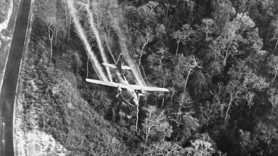 Avión lanza agente naranja en Vietnam