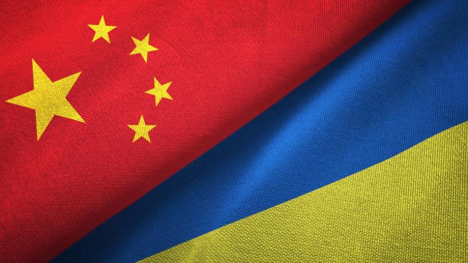 設計圖片：絨布面料製作的中國（左）與烏克蘭（右）國旗