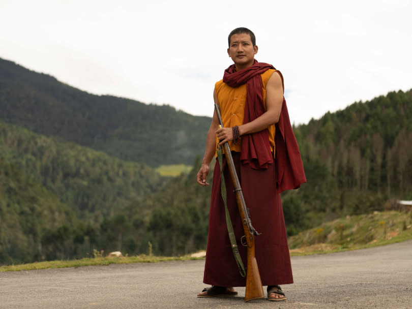 坦丁旺契克（Tandin Wangchuk）在IG被選角，但因為飾演喇嘛需要剃頭，讓當時留著爆炸頭的他差點婉謝邀約。（圖／海鵬影業）