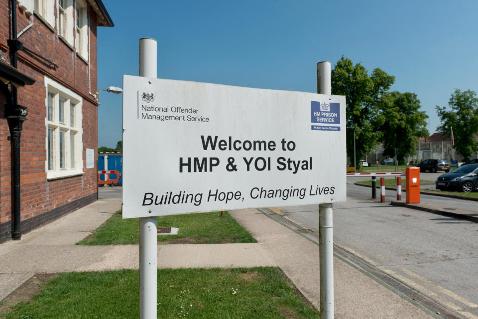 Señalización fuera de HM Prison Styal en Cheshire, Reino Unido