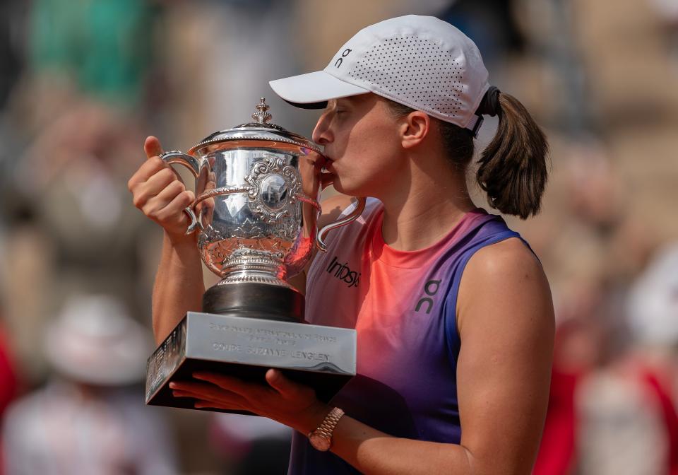 Iga Swiatek elebrates winning the women's singles final.