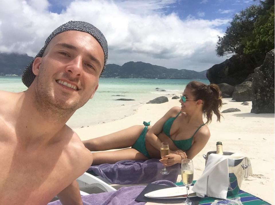 Muckis, Tattoos und noch mehr Bikinis: Die Fußballstars im Urlaub