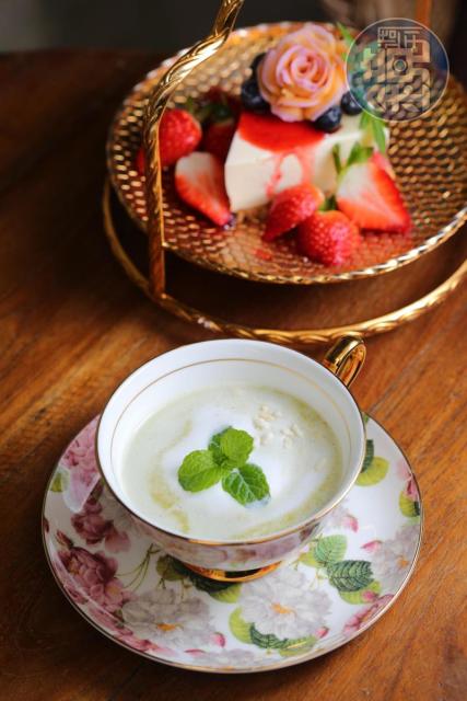 下午茶來杯「擂茶歐蕾」（前，150元／杯）配上「草莓生乳酪蛋糕」（後，150元／份）。