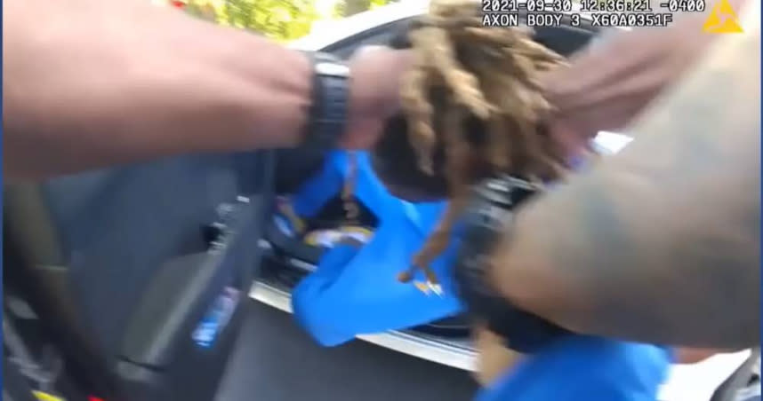美國警察在一次臨檢中，狂拉一位無法移動的民眾頭髮，將他硬生生地扯下車。（圖／翻攝自YouTube）