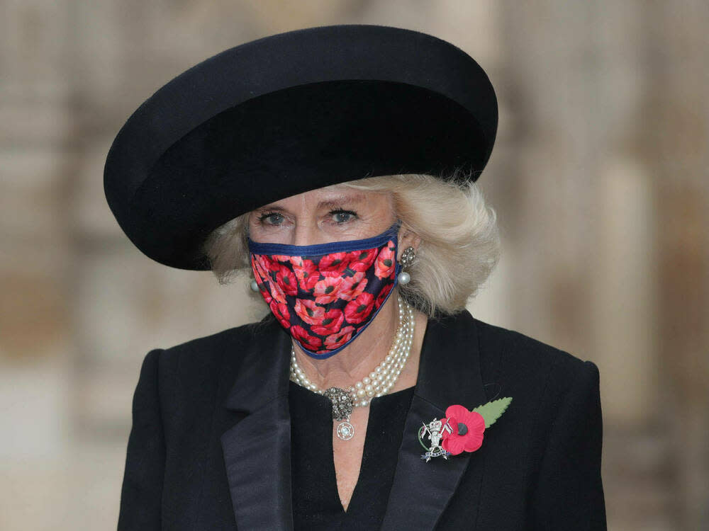 Herzogin Camilla mit geblümter Maske. (Bild: imago images/i Images)