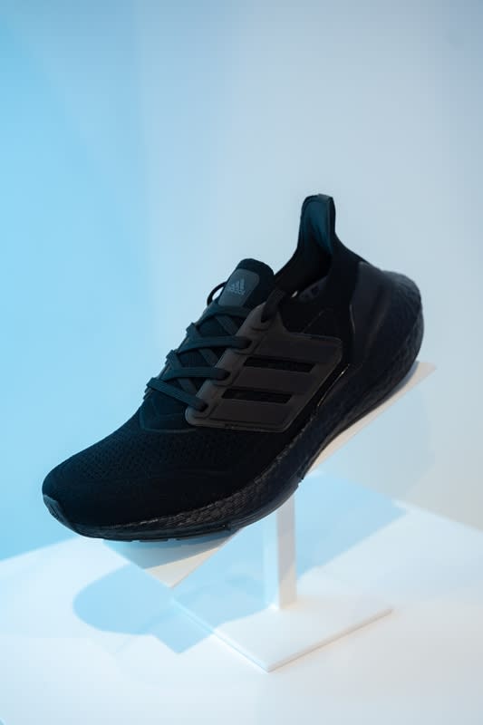 2021年的Ultraboost 21，採用當年新研發的L.E.P.系統，再增量6%的BOOST物料，並以環保物料製成；