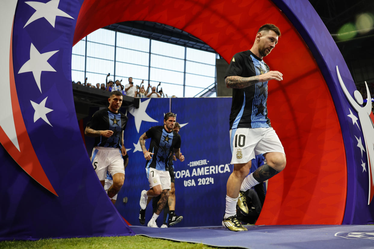 Argentina toma el campo previo a su duelo ante Canadá. Antes del segundo tiempo, tuvieron un retraso en el juego inaugural de la Copa América. (Foto: Alex Slitz/Getty Images)