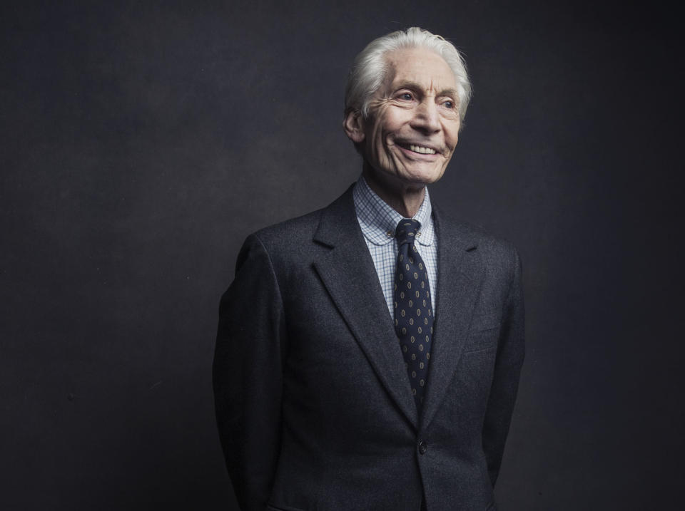 ARCHIVO - Charlie Watts, baterista de los Rolling Stones, posa el 14 de noviembre de 2016 en Nueva York. Watts murió el martes 24 de agosto de 2021 en un hospital en Londres rodeado por su familia, dijo su publicista, Bernard Doherty. Tenía 80 años. (Foto por Victoria Will/Invision/AP, Archivo)