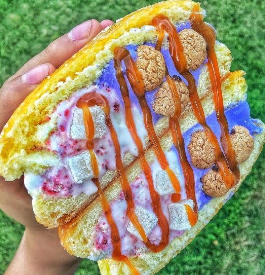 <p>Un local especializado en postres de Los Ángeles (Estados Unidos) se convirtió en tendencia en Instagram cuando compartió las fotografías de su novedosa creación azucarada. Se llama ‘Halo’ y marcó tendencia en las redes sociales, por sus colores y curiosos ingredientes. <em><a rel="nofollow" href="https://es-us.vida-estilo.yahoo.com/halo-dona-rellena-helado-mundo-slideshow-wp-183106357.html" data-ylk="slk:Aquí la nota completa;elm:context_link;itc:0;sec:content-canvas;outcm:mb_qualified_link;_E:mb_qualified_link;ct:story;" class="link  yahoo-link">Aquí la nota completa</a></em>. Foto: Instagram.com/mybsweet </p>