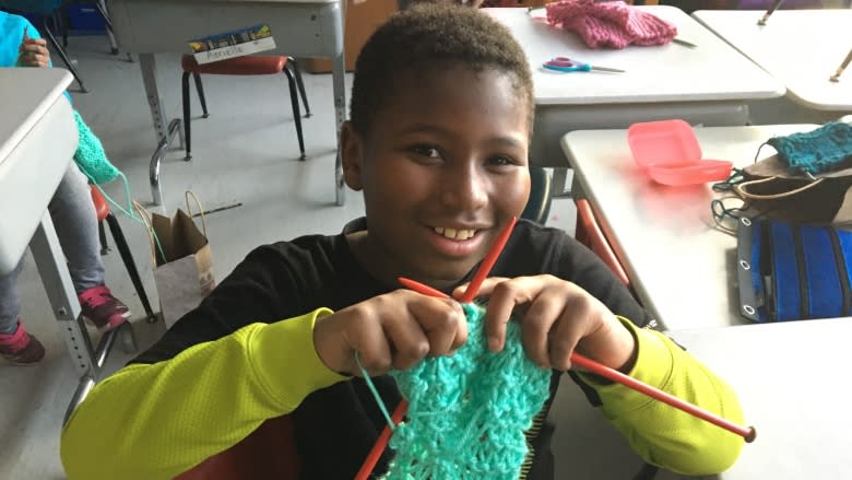 Pierrefonds students knit gifts for homeless youth at Christmas