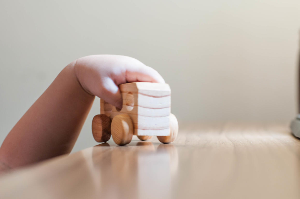 Holzautos, ähnlich wie dieses, verschenkt die Fabrik von “Tiny Tims Spielzeug-Stiftung” in Utah an bedürftige Kinder auf der ganzen Welt. Foto: Getty Images / Karl Tapales